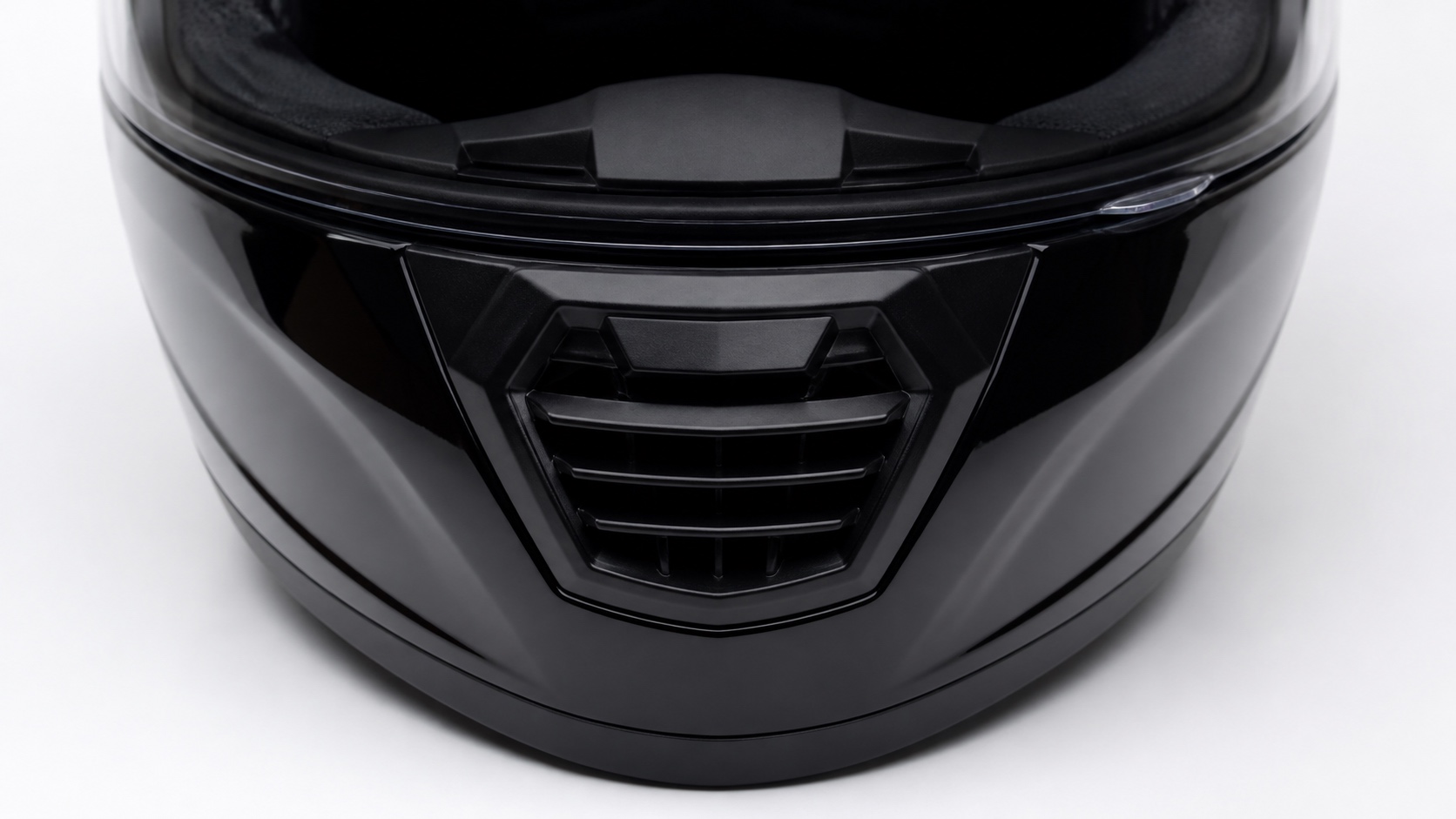 フルフェイスヘルメットのあご部分にある吸気口のクローズアップ