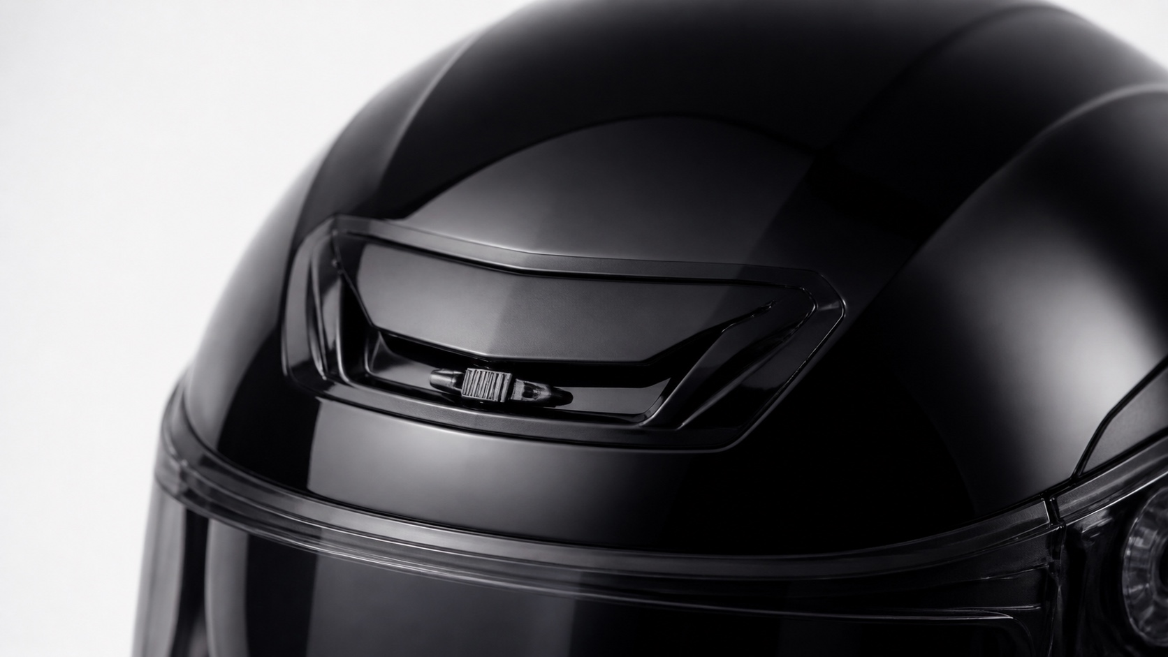 フルフェイスヘルメットの額にある開閉式ベンチレーションのクローズアップ