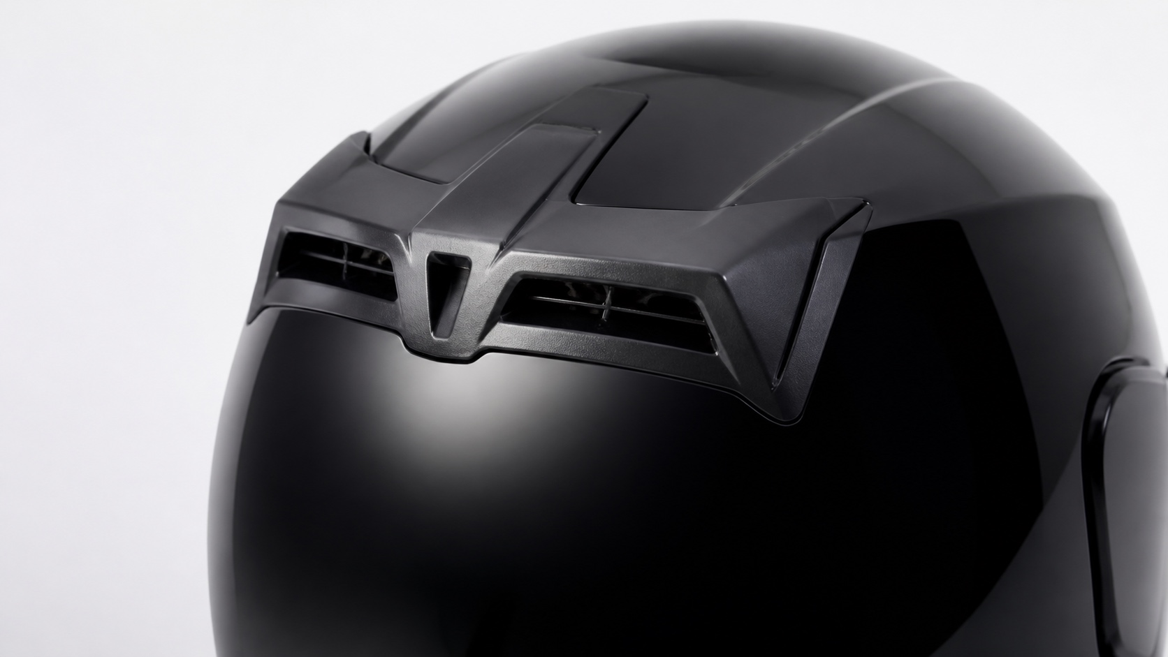 フルフェイスヘルメットの後頭部上方にある排気口のクローズアップ